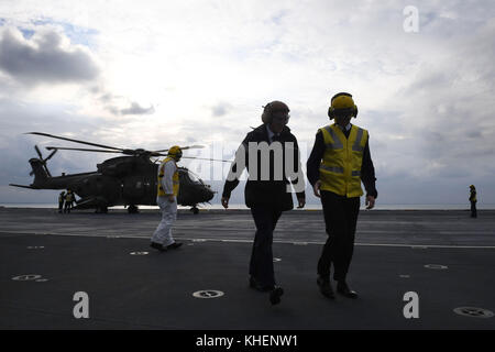 Verteidigungsministerin Gavin Williamson (links) an Bord der HMS Queen Elizabeth während ihrer letzten Seeversuche. Stockfoto