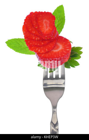 Frisch geschnittene Erdbeeren auf Gabel, auf weissem isoliert Stockfoto