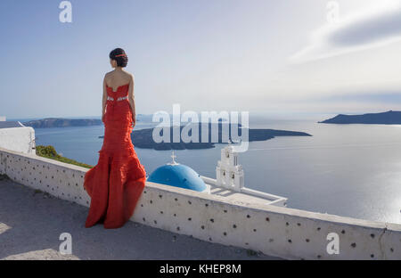 Braut an einem View Point mit der orthodoxen Kirche, Dorf firofestani, Santorin Insel, Kykladen, Ägäis, Griechenland Stockfoto