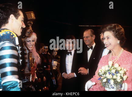 Queen Elizabeth II. Trifft mit Prince Philip und Andrew Lloyd Webber die Besetzung des neuen Rollschuhlaufmusicals Starlight Express im Apollo Theatre, Victoria, London. Stockfoto