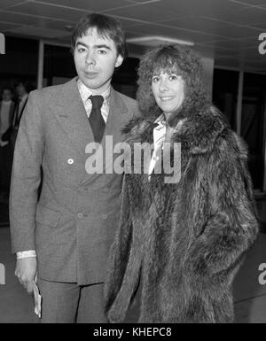 Evita Girl Marti Webb mit Andrew Lloyd Webber am Londoner Flughafen Heathrow, als sie nach Los Angeles aufbrechen, um Martis neues Album "Tell Me On A Sunday" zu promoten, das von Lloyd Webber komponiert wurde. Stockfoto