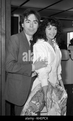 Andrew Lloyd Webber, 35, und Sarah Brightman, 22, am Flughafen Heathrow, London. Stockfoto