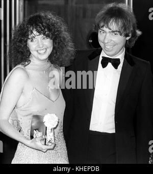 Der Komponist Andrew Lloyd Webber und die ehemalige Hot Gossip-Tänzerin Sarah Brightman am Apollo Victoria Theatre in London für die Royal Gala-Aufführung seines neuen Musicals Starlight Express. Das Paar hat heute Nachmittag geheiratet. Stockfoto