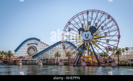 Riesenrad Mickey's Fun Wheel und Roller Coaster California Screamin', vor Lake Paradise Bay, California Adventure Park Stockfoto