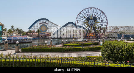 Riesenrad Mickey's Fun Wheel und Roller Coaster California Screamin', vor Lake Paradise Bay, California Adventure Park Stockfoto