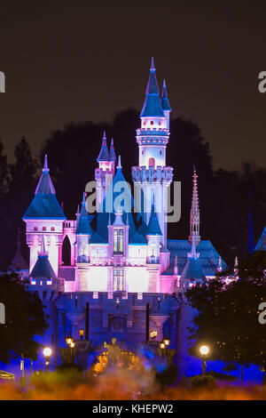 Sleeping Beauty Castle bei Nacht, Disneyland Park, Disneyland Resort, Anaheim, Kalifornien, USA Stockfoto