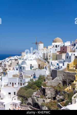 Blick auf die Windmühlen und Häuser des Dorfes Oia, Santorin Insel, Kykladen, Ägäis, Griechenland Stockfoto