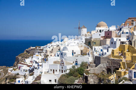 Blick auf die Windmühlen und Häuser des Dorfes Oia, Santorin Insel, Kykladen, Ägäis, Griechenland Stockfoto