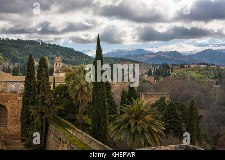 Blick vom Torre de la Vela, Alcazaba, Alhambra, Granada, Andalusien, Spanien bis zum Schnee der Sierra Nevada Stockfoto