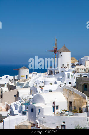 Blick auf die Windmühlen und Häuser des Dorfes Oia, Santorin Insel, Kykladen, Ägäis, Griechenland Stockfoto