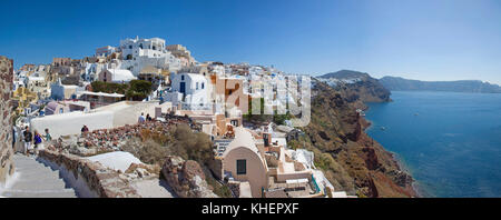 Blick vom Kraterrand weg über Oia und die Caldera, Santorin Insel, Kykladen, Ägäis, Griechenland Stockfoto