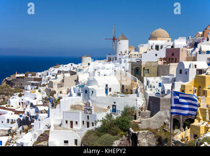 Blick auf die Windmühlen und Häuser des Dorfes Oia, Santorin Insel, Kykladen, Ägäis, Griechenland Stockfoto