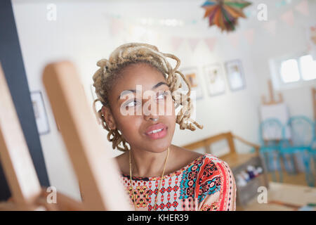 Eine junge Frau vor einer Staffelei Stockfoto