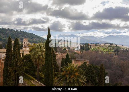 Blick vom Torre de la Vela, Alcazaba, Alhambra, Granada, Andalusien, Spanien bis zum Schnee der Sierra Nevada Stockfoto