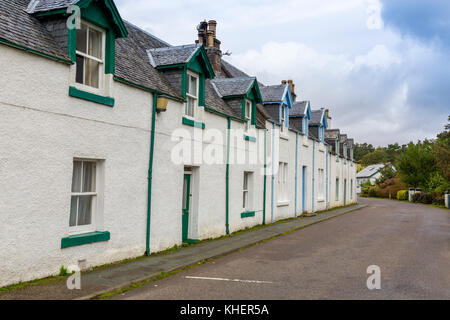 Die Reihe der Häuser im Hafen Straße alle Gesicht Loch Carron im Plockton, Ross & Cromarty, Schottland, Großbritannien Stockfoto