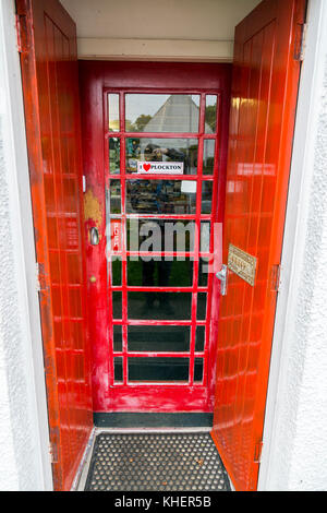 Die Tür der Handwerksbetrieb in der Ortschaft Plockton, Ross & Cromarty, hat von einem roten Telefonzelle, Schottland, Großbritannien Stockfoto