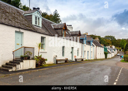 Die Reihe der Häuser im Hafen Straße alle Gesicht Loch Carron im Plockton, Ross & Cromarty, Schottland, Großbritannien Stockfoto