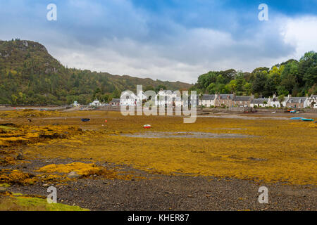 Die Reihe der Häuser im Hafen Straße alle Gesicht Loch Carron im Plockton, Ross & Cromarty, Schottland, Großbritannien Stockfoto