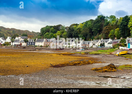 Die Reihe der Häuser im Hafen Straße alle Gesicht Loch Carron im Plockton, Ross & Cromarty, Schottland, Großbritannien Stockfoto