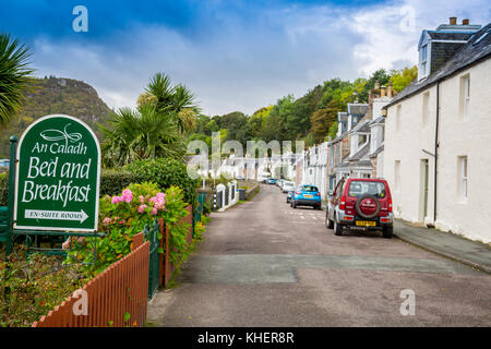 Die Reihe der Häuser im Hafen Straße alle Gesicht Loch Carron im Plockton, Ross & Cromarty, Schottland, Großbritannien Stockfoto