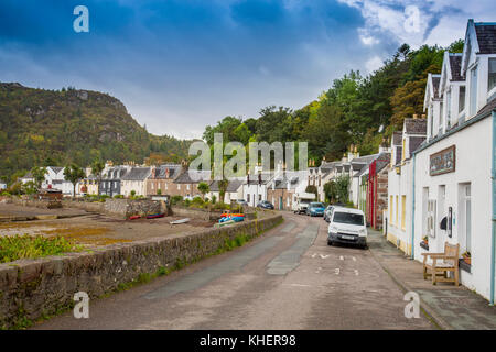 Die Reihe der Häuser im Hafen Straße alle Gesicht Loch Carron im Plockton, Ross & Cromarty, Schottland, Großbritannien Stockfoto