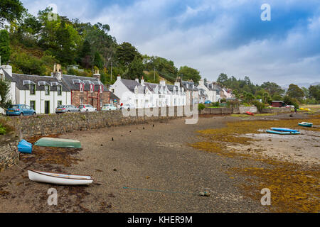 Die Reihe der Häuser im Hafen Straße alle Gesicht Loch Carron im Plockton, Ross & Cromarty, Schottland, Großbritannien Stockfoto