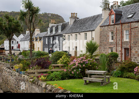 Die Reihe der Häuser im Hafen Straße alle Gesicht Loch Carron im Plockton, Ross & Cromarty, Schottland, Großbritannien Stockfoto