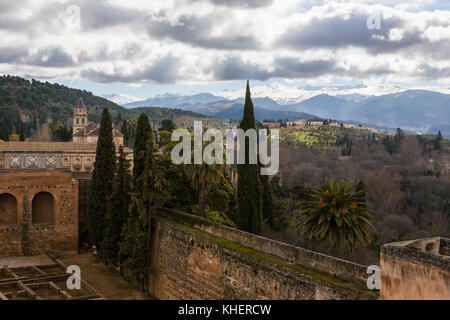 Blick vom Torre de la Vela, Alcazaba, Alhambra, Granada, Andalusien, Spanien bis zum Schnee der Sierra Nevada Stockfoto