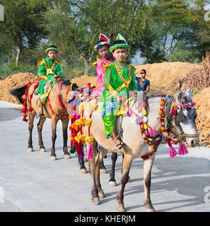 Mandaley, Myanmar - 5. März 2017: burmaneses an shinbyu (pabbajja) Zeremonie des Theravada Buddhismus in der Nähe von mandaley am 5. März 2017, mandaley. Myanmar. (B Stockfoto