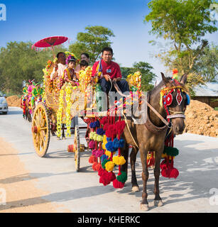 Mandaley, Myanmar - 5. März 2017: burmaneses an shinbyu (pabbajja) Zeremonie des Theravada Buddhismus in der Nähe von mandaley am 5. März 2017, mandaley. Myanmar. (B Stockfoto