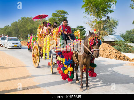 Mandaley, Myanmar - 5. März 2017: burmaneses an shinbyu (pabbajja) Zeremonie des Theravada Buddhismus in der Nähe von mandaley am 5. März 2017, mandaley. Myanmar. (B Stockfoto