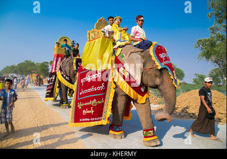 Mandaley, Myanmar - 5. März 2017: burmaneses an shinbyu (pabbajja) Zeremonie des Theravada Buddhismus in der Nähe von mandaley am 5. März 2017, mandaley. Myanmar. (B Stockfoto