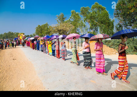 Mandaley, Myanmar - 5. März 2017: burmaneses an shinbyu (pabbajja) Zeremonie des Theravada Buddhismus in der Nähe von mandaley am 5. März 2017, mandaley. Myanmar. (B Stockfoto