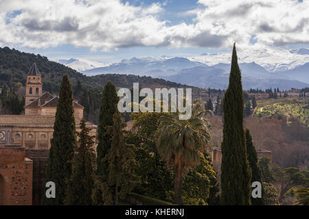 Blick vom Torre de la Vela, Alcazaba, Alhambra, Granada, Andalusien, Spanien bis zum Schnee der Sierra Nevada Stockfoto