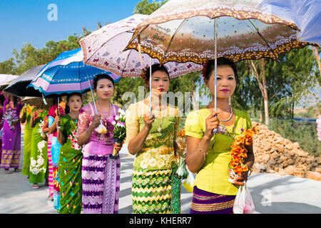 Mandaley, Myanmar - 5. März 2017: burmaneses an shinbyu (pabbajja) Zeremonie des Theravada Buddhismus in der Nähe von mandaley am 5. März 2017, mandaley. Myanmar. (B Stockfoto