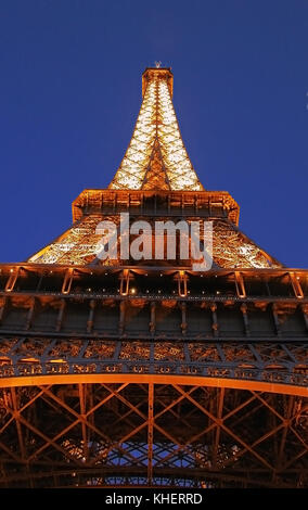 Der Eiffelturm von Quai Branly, beleuchtet bei Nacht Stockfoto