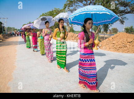 Mandaley, Myanmar - 5. März 2017: burmaneses an shinbyu (pabbajja) Zeremonie des Theravada Buddhismus in der Nähe von mandaley am 5. März 2017, mandaley. Myanmar. (B Stockfoto