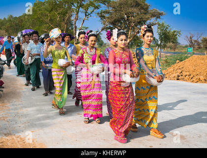 Mandaley, Myanmar - 5. März 2017: burmaneses an shinbyu (pabbajja) Zeremonie des Theravada Buddhismus in der Nähe von mandaley am 5. März 2017, mandaley. Myanmar. (B Stockfoto