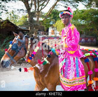 Mandaley, Myanmar - 5. März 2017: burmaneses Junge mit Stunden an shinbyu (pabbajja) Zeremonie des Theravada Buddhismus in der Nähe von mandaley am 5. März 2017, Manda Stockfoto