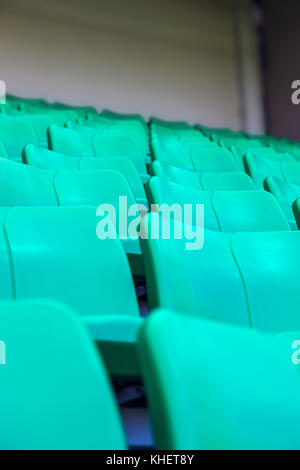 Grün Kunststoff sitze am Stadion in Sicht Stockfoto