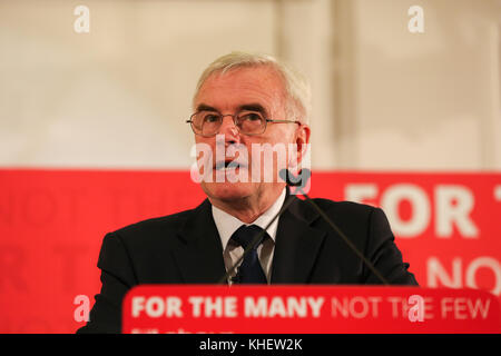 Westminster. London, UK. 16 Nov, 2017. labours Schatzkanzler, John mcdonnell mp veröffentlicht neue Forschung und die Kernforderungen der Partei vor Herbst in der nächsten Woche Budget. Credit: dinendra Haria/alamy leben Nachrichten Stockfoto