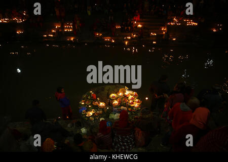 Kathmandu, Nepal. November 2017. Nepalesische Gläubige zünden traditionelle Lampen an, um an ihre verstorbenen Geliebten zu erinnern, während des Bala Chaturdashi Festivals am Ufer des Flusses Bagmati im Pashupathinath Tempel in Kathmandu, Nepal, am Donnerstag, den 16. November 2017. Das Bala Chaturdashi Festival wird in Erinnerung an die Geliebten gefeiert, die glauben, dass die verstorbenen Seelen durch die Durchführung von Ritualen einen besseren Platz im Himmel sichern können. Quelle: Skanda Gautam/ZUMA Wire/Alamy Live News Stockfoto