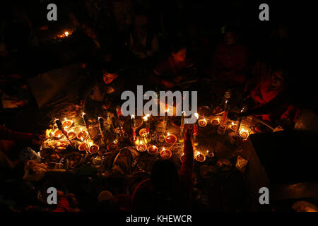 Kathmandu, Nepal. November 2017. Nepalesische Gläubige zünden traditionelle Lampen an, um an ihre verstorbenen Geliebten zu erinnern, während des Bala Chaturdashi Festivals am Ufer des Flusses Bagmati im Pashupathinath Tempel in Kathmandu, Nepal, am Donnerstag, den 16. November 2017. Das Bala Chaturdashi Festival wird in Erinnerung an die Geliebten gefeiert, die glauben, dass die verstorbenen Seelen durch die Durchführung von Ritualen einen besseren Platz im Himmel sichern können. Quelle: Skanda Gautam/ZUMA Wire/Alamy Live News Stockfoto