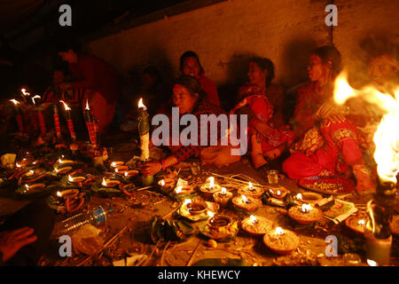 Kathmandu, Nepal. November 2017. Nepalesische Gläubige zünden traditionelle Lampen an, um an ihre verstorbenen Geliebten zu erinnern, während des Bala Chaturdashi Festivals am Ufer des Flusses Bagmati im Pashupathinath Tempel in Kathmandu, Nepal, am Donnerstag, den 16. November 2017. Das Bala Chaturdashi Festival wird in Erinnerung an die Geliebten gefeiert, die glauben, dass die verstorbenen Seelen durch die Durchführung von Ritualen einen besseren Platz im Himmel sichern können. Quelle: Skanda Gautam/ZUMA Wire/Alamy Live News Stockfoto
