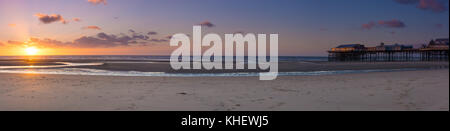 Blackpool, Großbritannien. 16 Nov, 2017. de Wetter. Ein schöner Ausklang des Tages in Blackpool. Prognose ist für eine kalte Nacht mit einigen Frost über Nacht bilden. Credit: Gary Telford/alamy leben Nachrichten Stockfoto