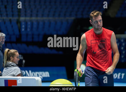 London, Großbritannien. 16 Nov, 2017. Atp Tennis, London, 16. November 2017 Jack Jack Socke, usa an der Warm-up-Training mit seiner Freundin michala brennt Alexander (Sascha) Zverev, ger vs Jack Socke, usa an der nitto ATP-Finale tennis Männer in millenium Arena, O2-Arena in London, Großbritannien, 16. November 2017, Saison 2017/2018 Quelle: Peter Schatz/alamy leben Nachrichten Stockfoto