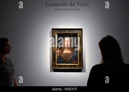 London, Großbritannien. 24 Okt, 2017. Datei Bild der Personal- mitglieder Ansehen alvator Mundi', c 1500, von Leonardo da Vinci an einem Fotoshooting bei Christie's in London. Das Kunstwerk ist der letzte Da Vinci Gemälde in private Hände und wurde zum Verkauf von Christie's in New York am 15. November 2017 Mit einer Schätzung in der Region von uns angebotenen $ 100 Mio., aber schließlich für $ 450 m einschließlich käuferprovision verkauft. Credit: Stephen Chung/Alamy leben Nachrichten Stockfoto