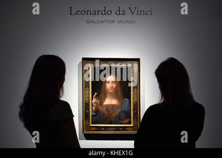 London, Großbritannien. 24 Okt, 2017. Datei Bild der Personal- mitglieder Ansehen alvator Mundi', c 1500, von Leonardo da Vinci an einem Fotoshooting bei Christie's in London. Das Kunstwerk ist der letzte Da Vinci Gemälde in private Hände und wurde zum Verkauf von Christie's in New York am 15. November 2017 Mit einer Schätzung in der Region von uns angebotenen $ 100 Mio., aber schließlich für $ 450 m einschließlich käuferprovision verkauft. Credit: Stephen Chung/Alamy leben Nachrichten Stockfoto