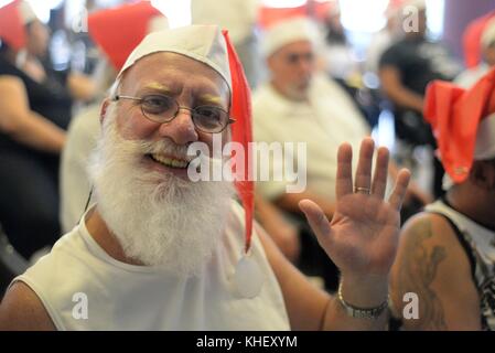 Sao Paulo, Brasilien. November 2017. KURS DES WEIHNACHTSMANNS: Die Studenten besuchen einen Kurs des Weihnachtsmanns in Sao Paulo. Diejenigen, die daran interessiert sind, „gute alte Menschen“ zu sein, besuchen Weihnachtslieder, lernen, wie man mit Kindern interagiert und auch wie man schwere rote Kleidung in der Hitze trägt, die typisch für die Sommermonate in Sao Paulo ist. Kredit: CRIS FAGA/ZUMA Wire/Alamy Live News Stockfoto