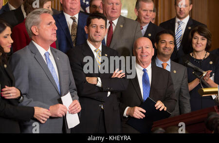 Republikaner im Haus, darunter der Mehrheitsführer Kevin McCarthy (links), der Sprecher Des Hauses Paul Ryan(Mitte) und der Kongressabgeordnete Kevin Brady(R-TX), Vorsitzender des House Ways and Means Committee(rechts), schließen sich den Republikanern des Repräsentantenhauses an, die das Gesetz Über Steuersenkungen und Jobs auf dem Kapitol in Washington, DC, am 16. November 2017 verabschiedet haben. Gutschrift: Chris Kleponis/CNP /MediaPunch Stockfoto